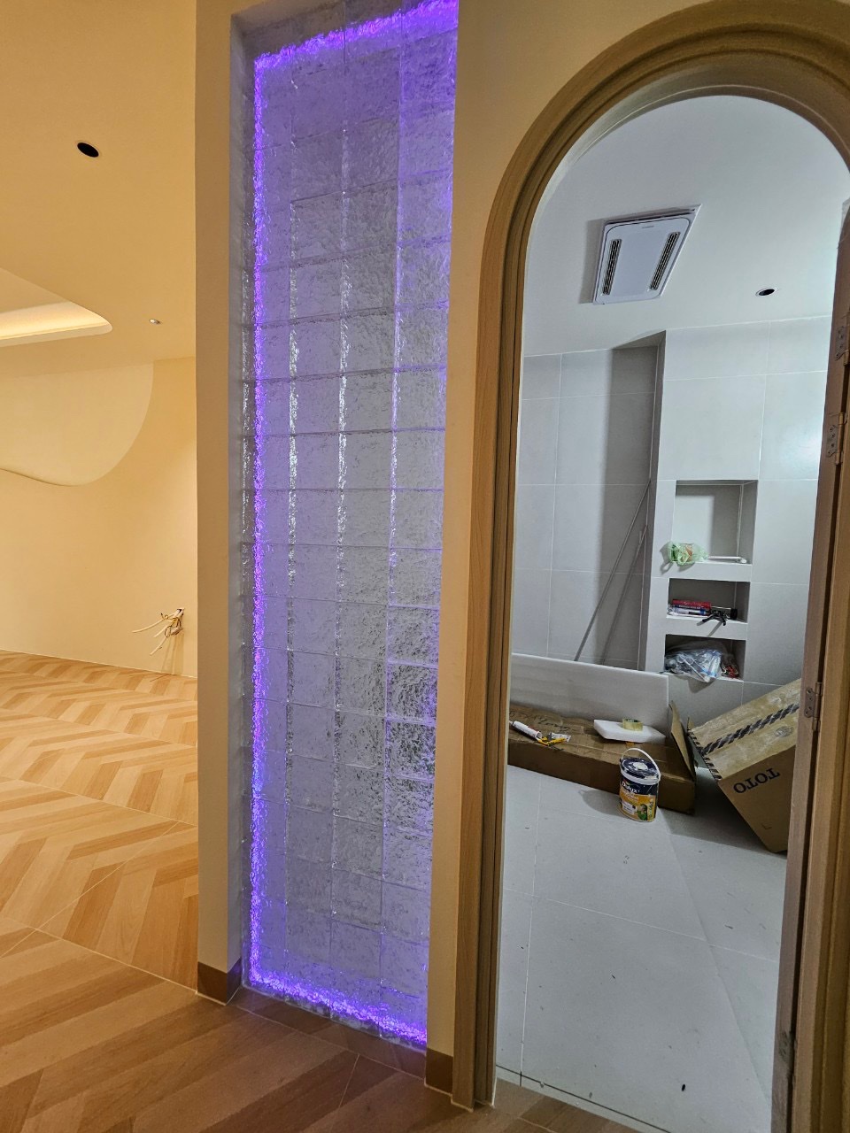 Cách tạo hiệu ứng ánh sáng đẹp cho gạch kính trong thiết kế nội thất