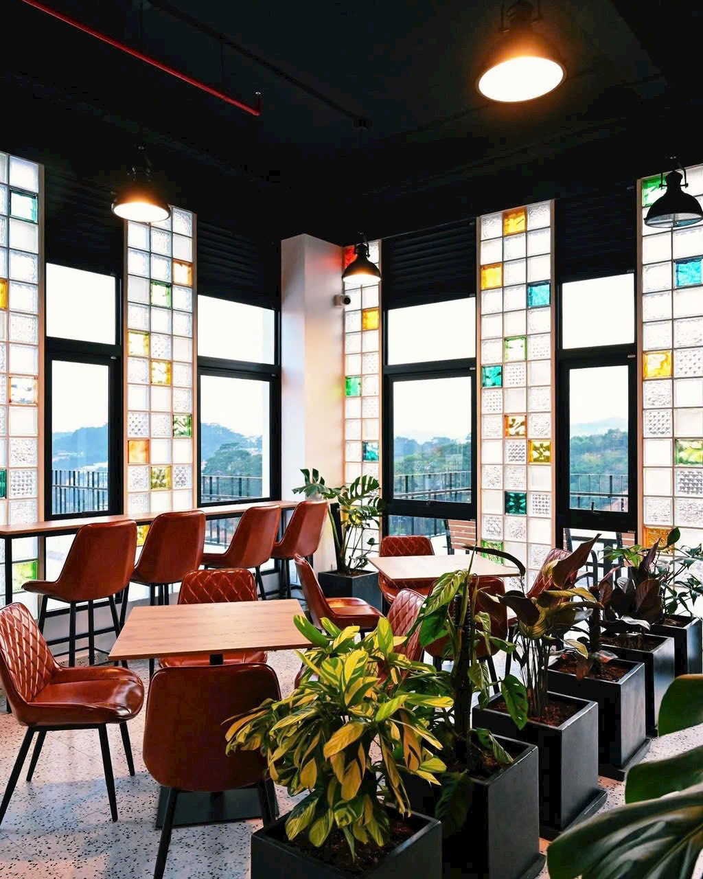 Vì sao nhiều quán cafe - studio đang chuyển sang dùng gạch kính VAC-INDO màu?