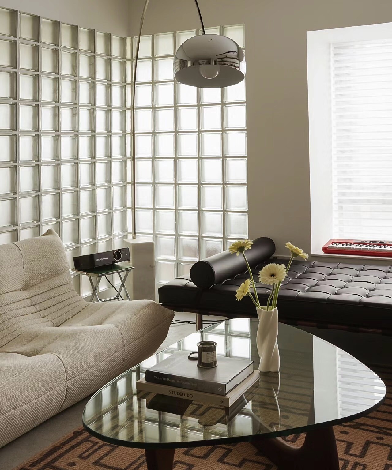 Nhà thiếu sáng nhưng không muốn mở cửa sổ? Nhiều người đang chọn cách này